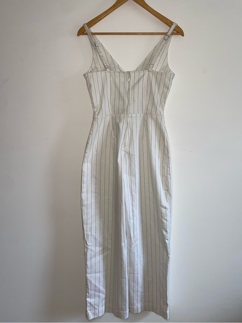 NWT - DYNAMITE White Denim Pinstripe V-Neck Sleeveless Jumpsuit XS NEW - Picture 3 of 5